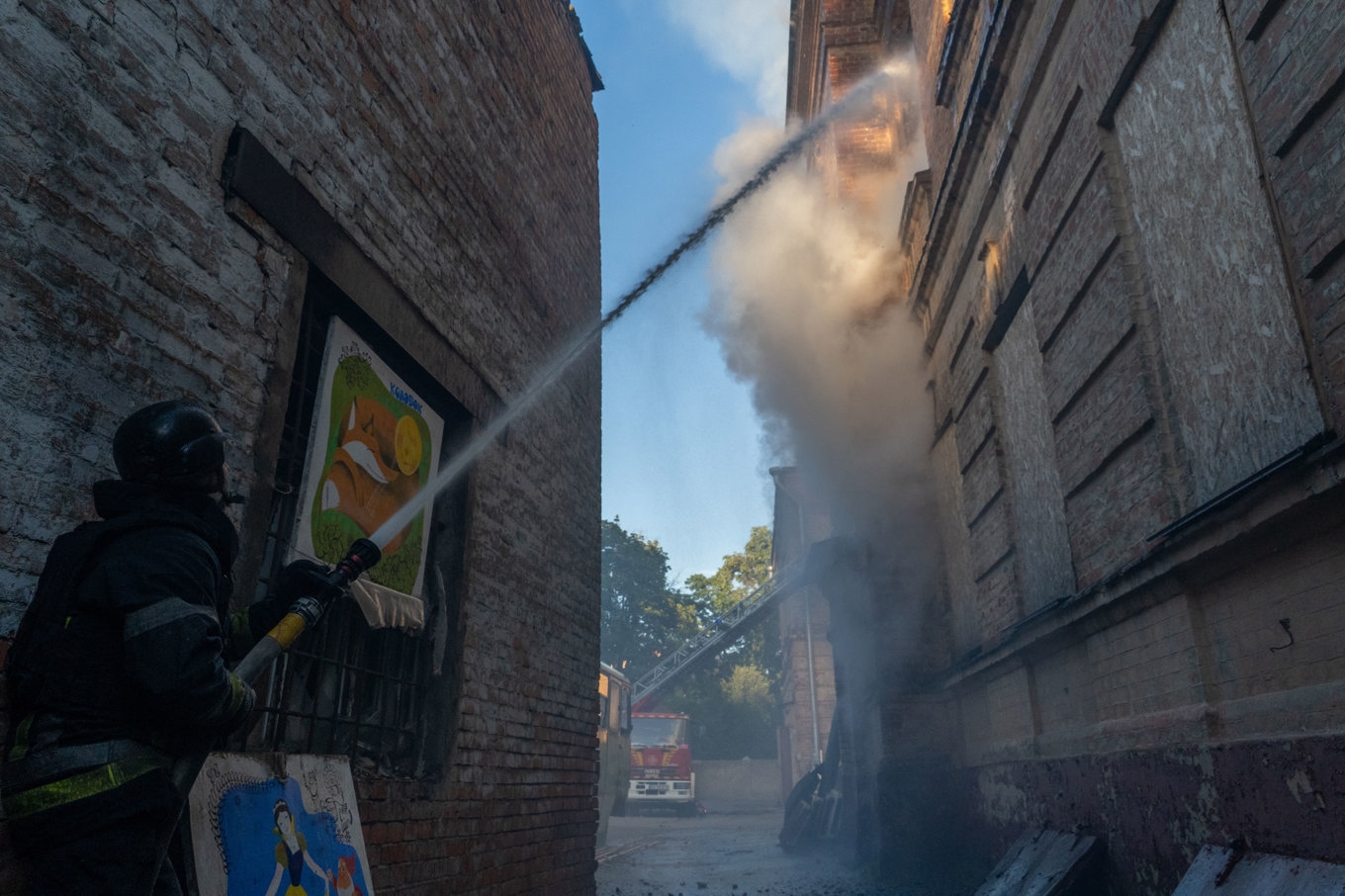 Räddningstjänsten i Charkiv släcker en brand som bröt ut på en museibyggnad i staden på lördagen. Foto: Andrii Marienko/AP/TT