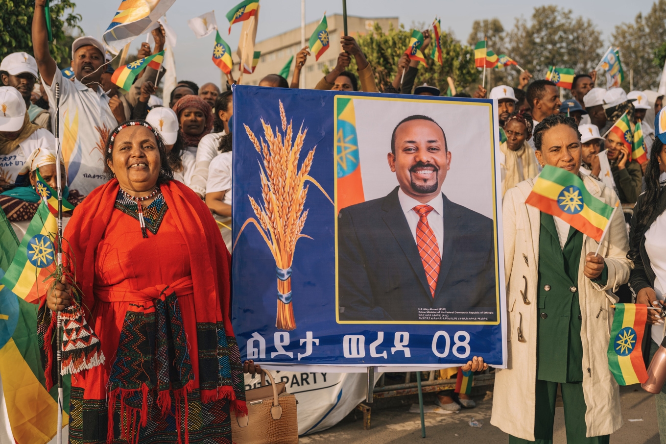 Anhängare till Etiopiens styrande parti med ett porträtt på premiärminister Abiy Ahmed i Addis Abeba i slutet av maj. Foto: Amanuel Sileshi /AP/TT