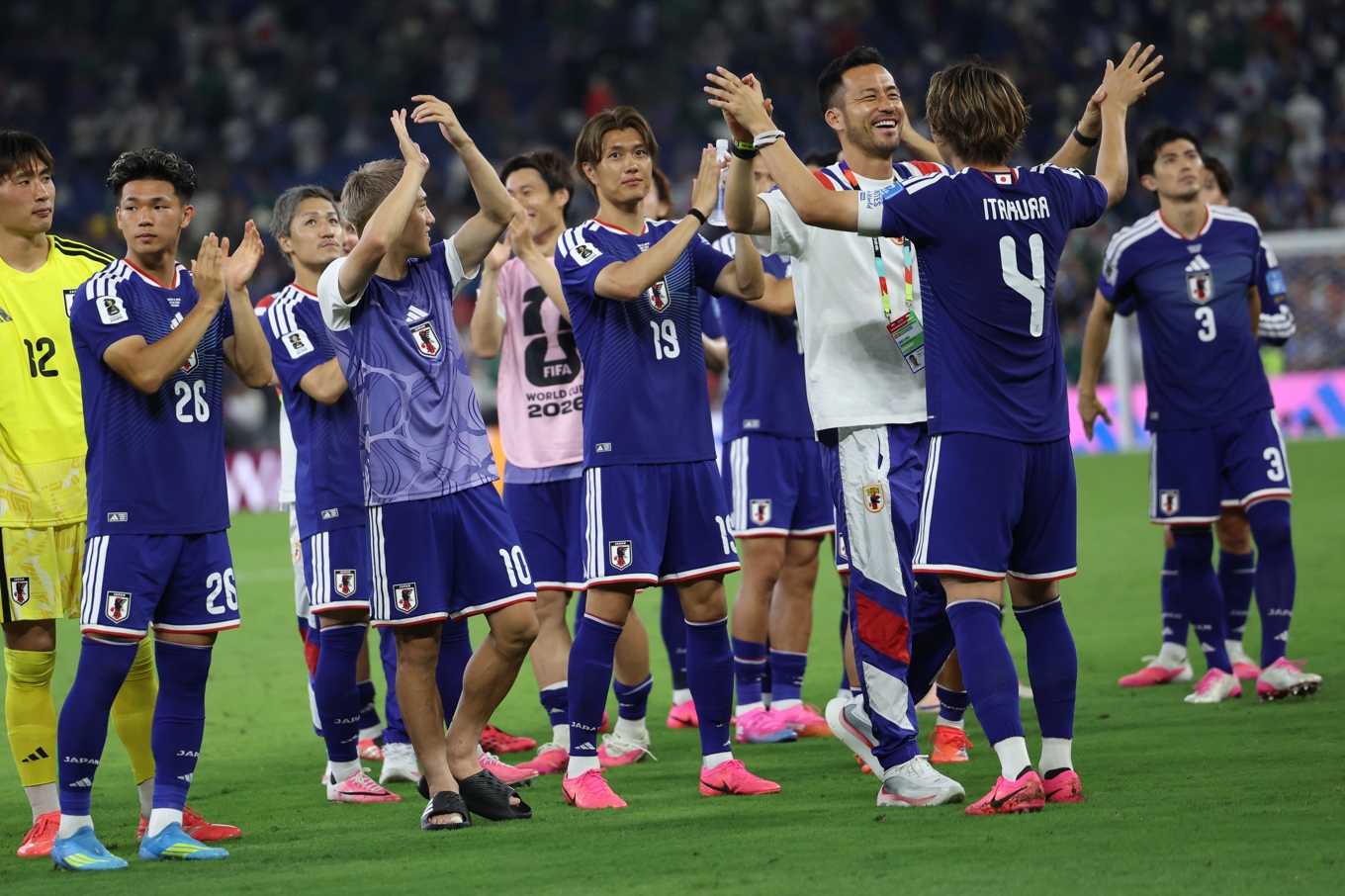 Japan firar efter 4–0 mot Tunisien. Foto: Addison Simmons/AP/TT