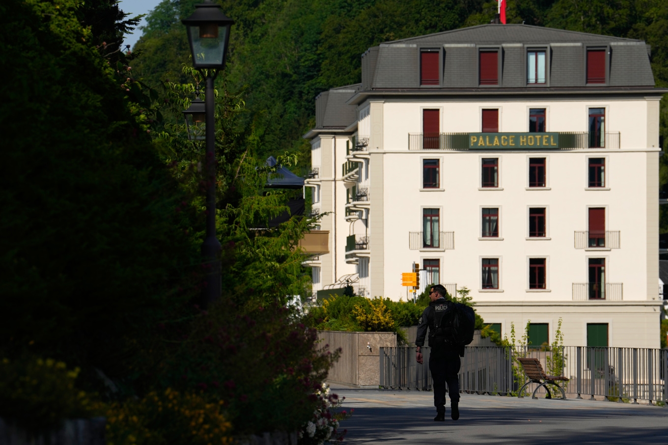 Amerikansk säkerhetspolis på plats utanför Palace Hotel i schweiziska Bürgenstock där förhandlingarna mellan USA och Iran äger rum. Foto: Vadim Ghirda/AP/TT