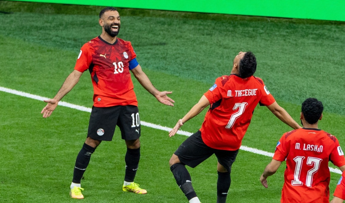 Egyptens Trezeguet (7) firar sitt mål med Mohamed Salah (10). Foto: Timothy Matwey/AP/TT