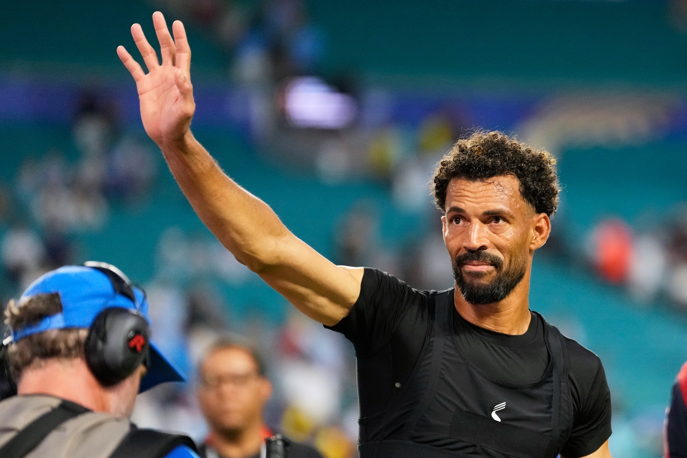 Kap Verdes målvakt Vozinha vinkar till publiken efter 2–2-matchen mot Uruguay. Foto: Rebecca Blackwell/AP/TT