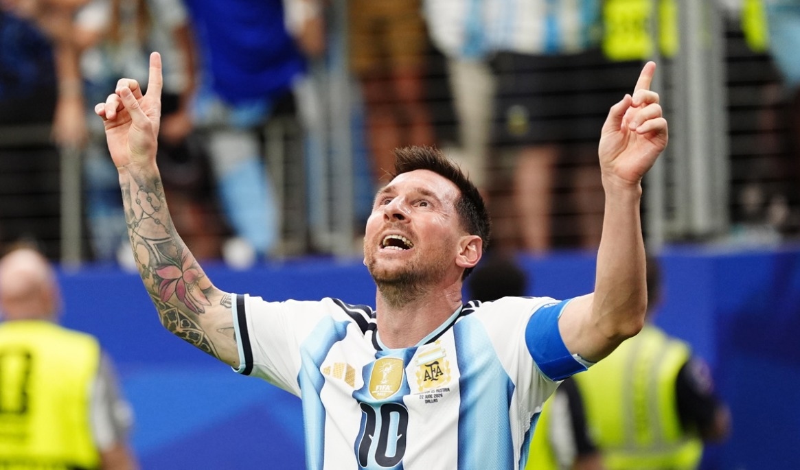 Lionel Messi pekar mot skyn efter sitt 2–0-mål. Foto: Björn Larsson Rosvall/TT