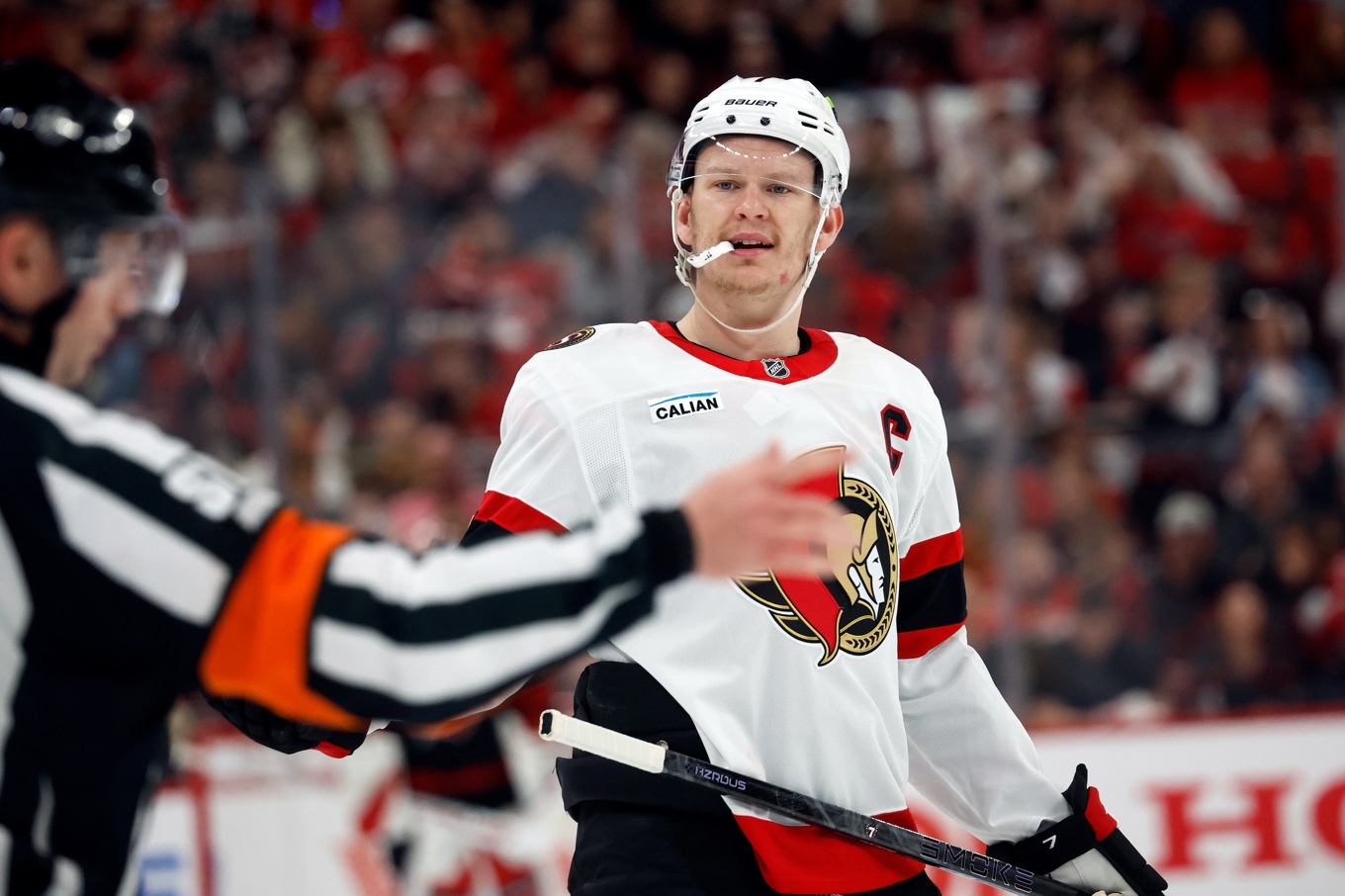 Brady Tkachuk under en match för Ottawa i april i år. Foto: Karl B DeBlaker /AP/TT