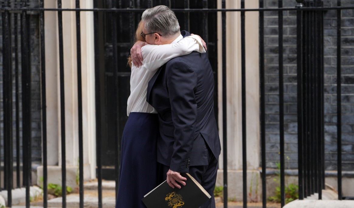 Keir Starmer vill nu tillbringa mer tid med familjen. Här får han en kram av hustrun Victoria efter talet på Downing Street. Foto: Kin Cheung/AP/TT