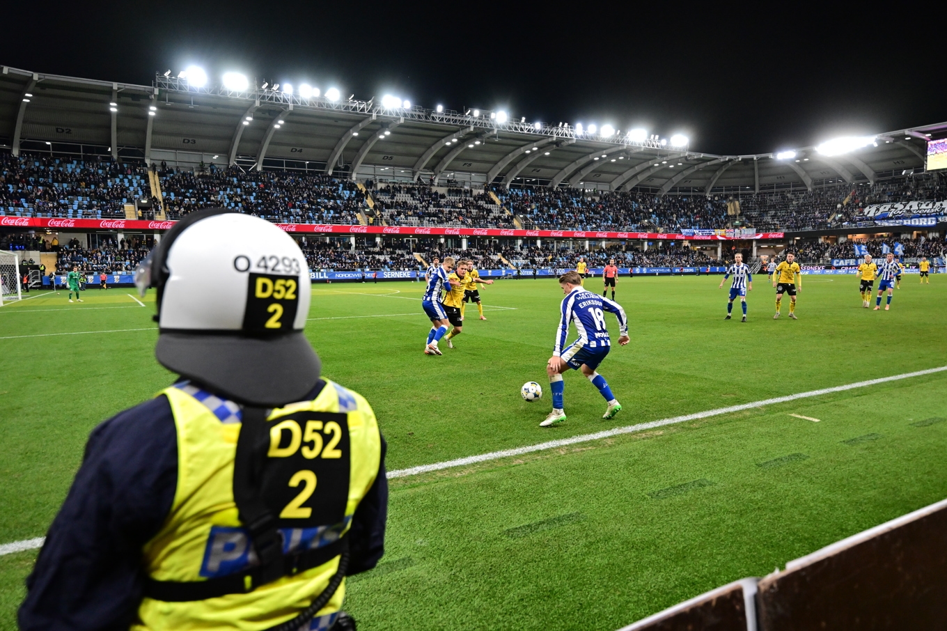 Polisen i region Väst backar från uttalanden om att man klassat supportergrupper som kriminella nätverk. Rätt är enligt polisen att vissa individer i grupperna klassats som ingående i ett kriminellt nätverk, inte hela grupperna. Arkivbild. Foto: Björn Larsson Rosvall/TT