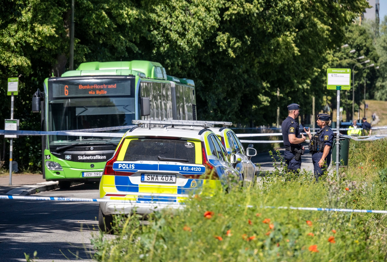 Polis på plats efter att en pojke i 15-årsåldern påträffats med stickskador på en buss i Holma i Malmö på tisdagen. Foto: Johan Nilsson/TT