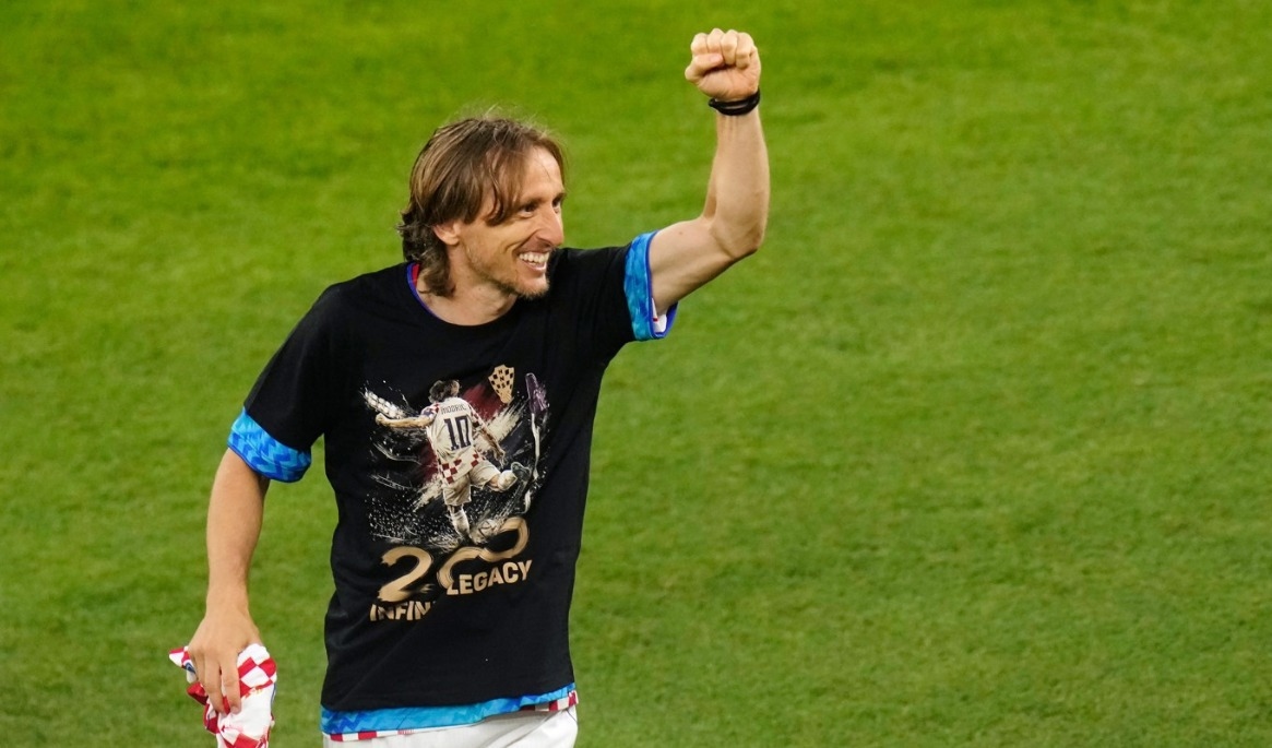 Luka Modric med en 200-tröja efter matchen. Foto: Chris Young/AP/TT
