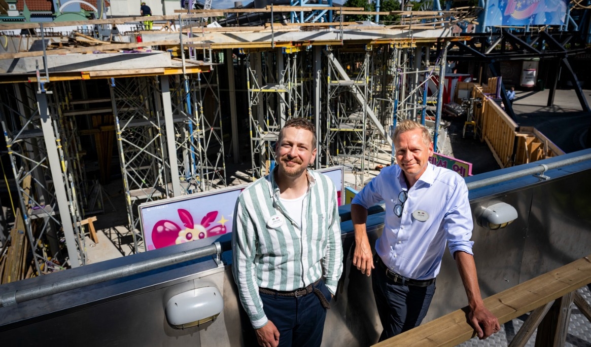 Siktar på bredare besöksgrupper. Jakob Fagerström, kreativ direktör på Parks & Resorts och Jan Eriksson, vd Gröna Lund, visar bygget av den nya attraktionen Score, som beräknas ha premiär 2027. Foto: Pontus Lundahl/TT