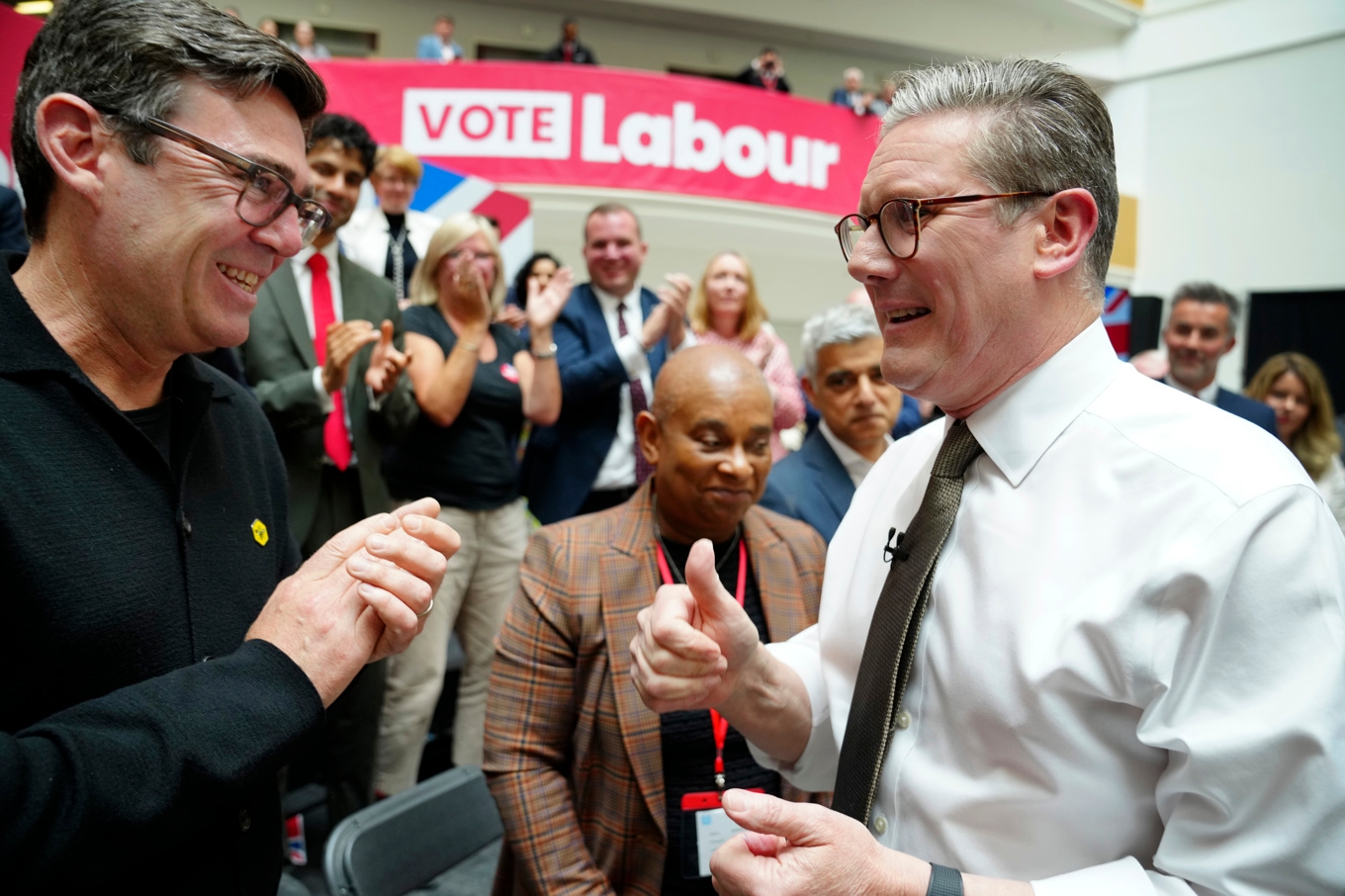 Storbritanniens avgående premiärminister Keir Starmer, till höger, och hans trolige efterträdare Andy Burnham på bild från 2024. Foto: Jon Super/AP/TT