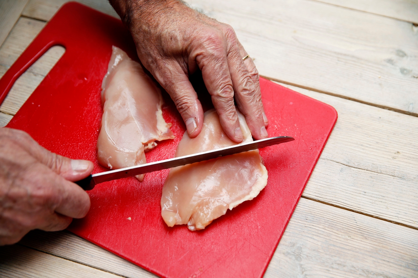 Campylobacter sprids ofta via kyckling men kan även spridas via boskaps- och husdjur, eller genom opastöriserad mjölk. Arkivbild. Foto: Cornelius Poppe/NTB/TT