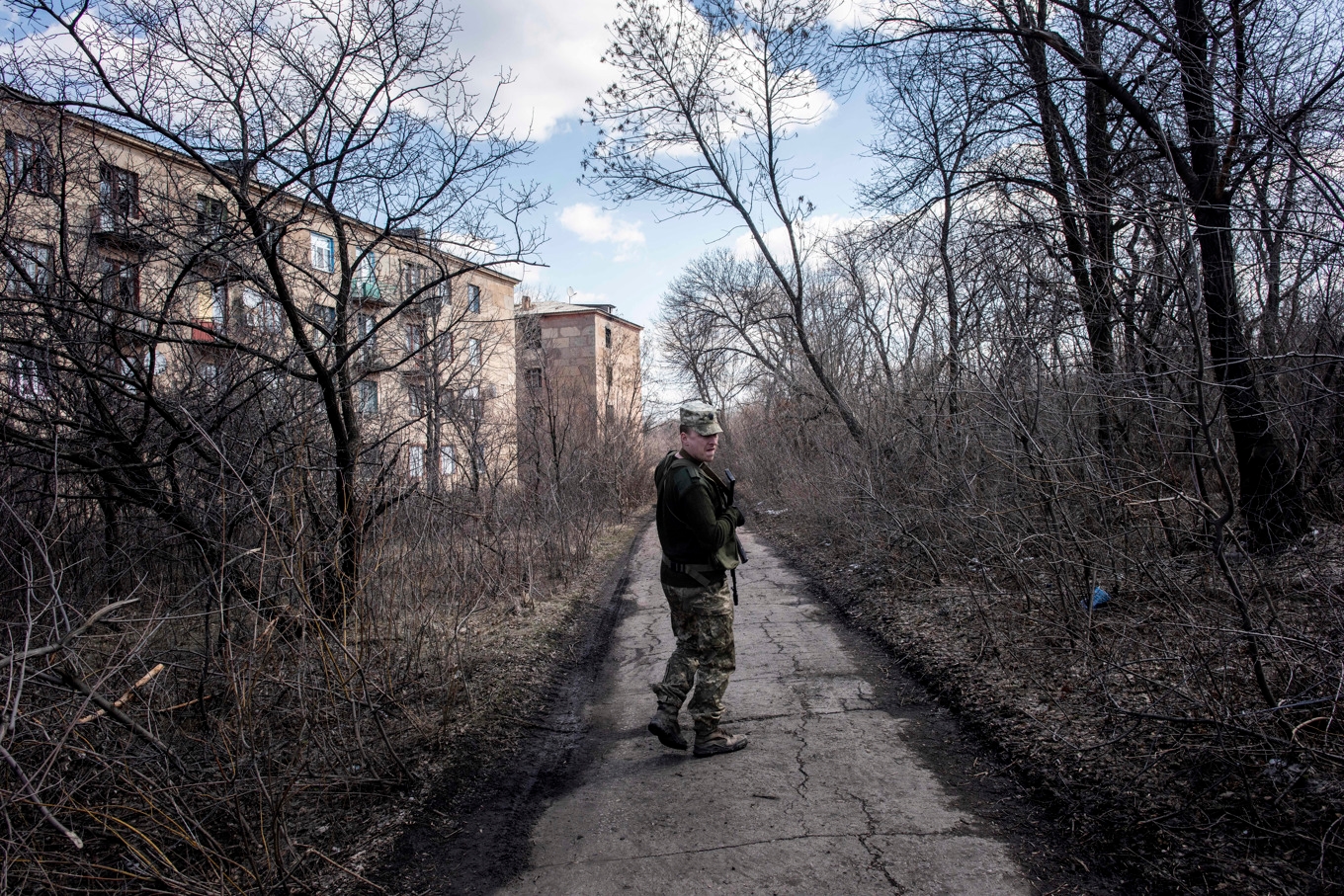 En ukrainsk soldat patrullerar i en by i östra Ukraina. Arkivbild. Foto: Evgeniy Maloletka/AP/TT