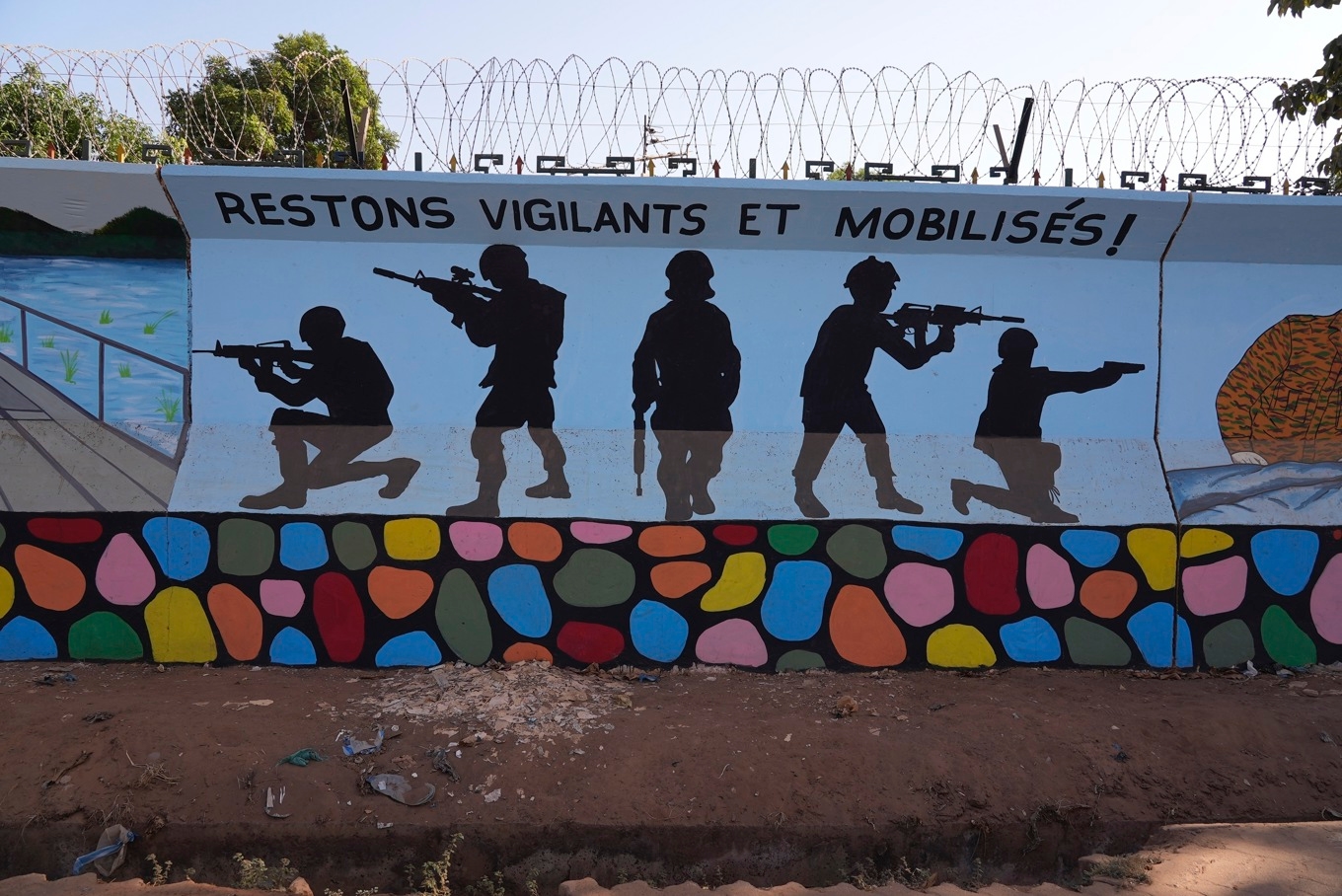 En väggmålning i Burkina Fasos huvudstad Ouagadougou framhåller landets militärstyrkor. Arkivbild. Foto: AP/TT