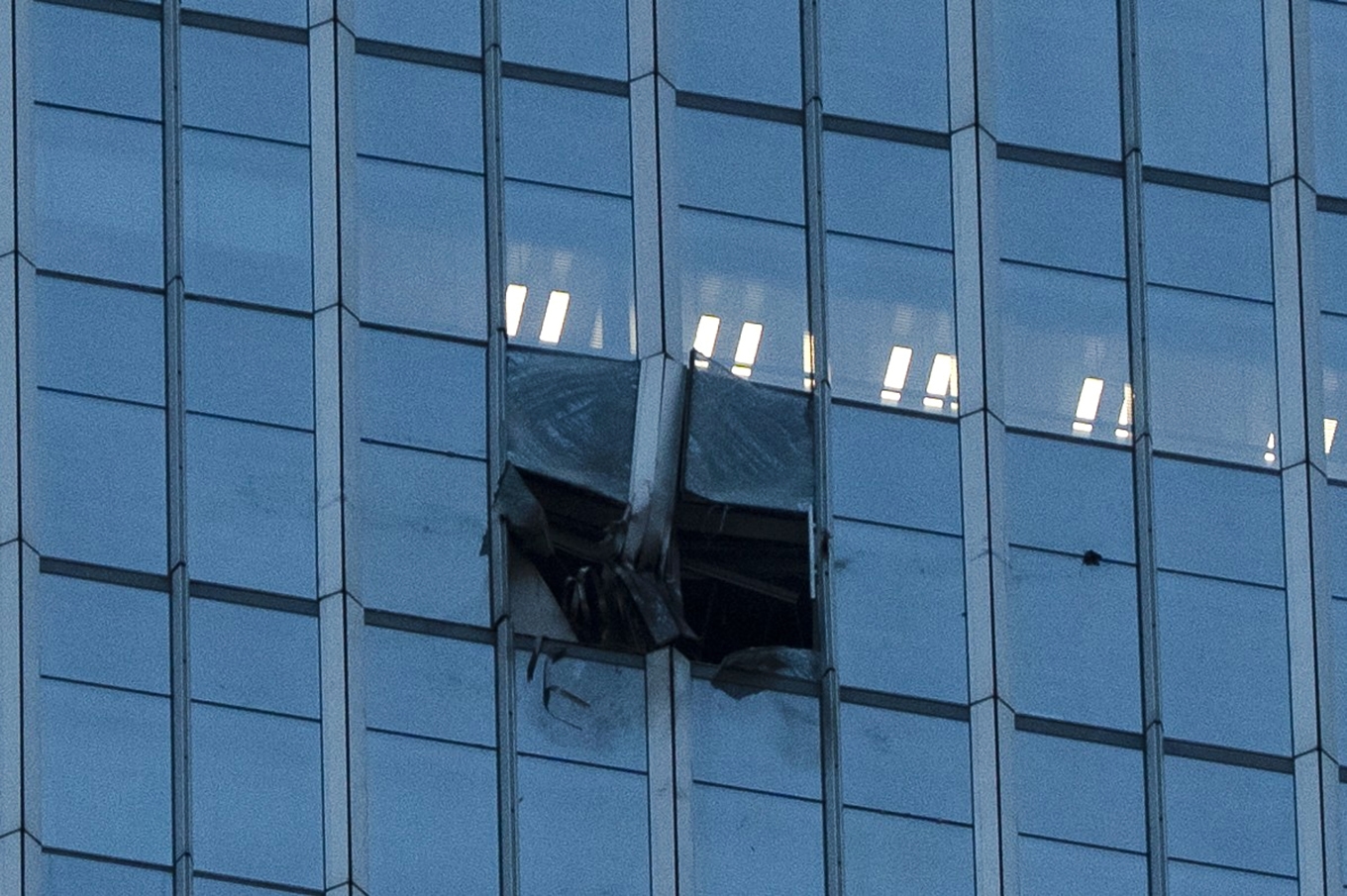 Fasaden på Citic Tower, också känt som China Zun, skadades när det lilla flygplanet flög in i skyskrapan. Foto: Ng Han Guan/AP/TT