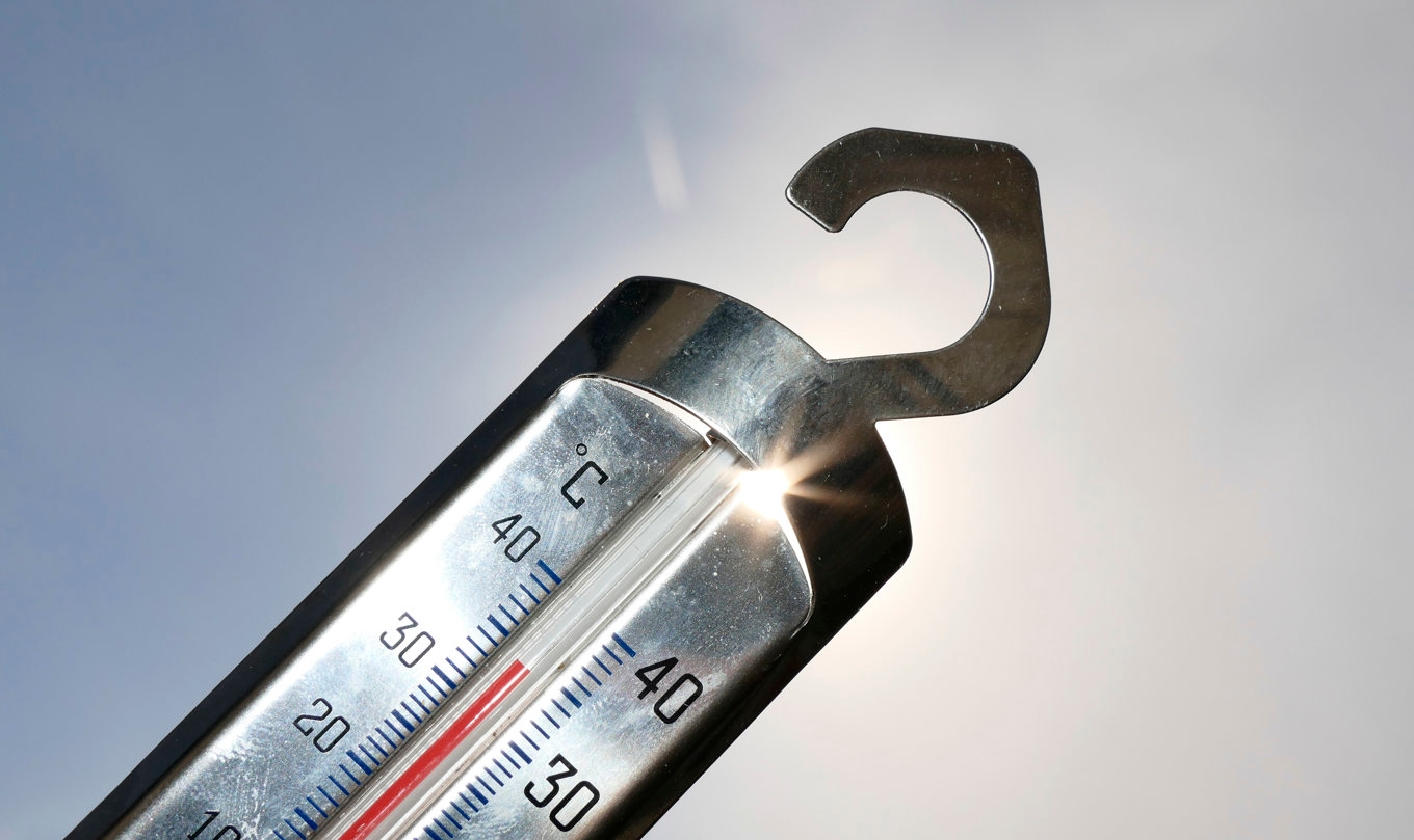 Det kan bli över 30 grader flera dagar i rad i Götaland. ”Drick vatten och ta det lugnt. Håll koll på inomhustemperaturen och hitta sätt att svalka dig”, skriver SMHI på sin webbplats. Foto: Johan Nilsson/TT