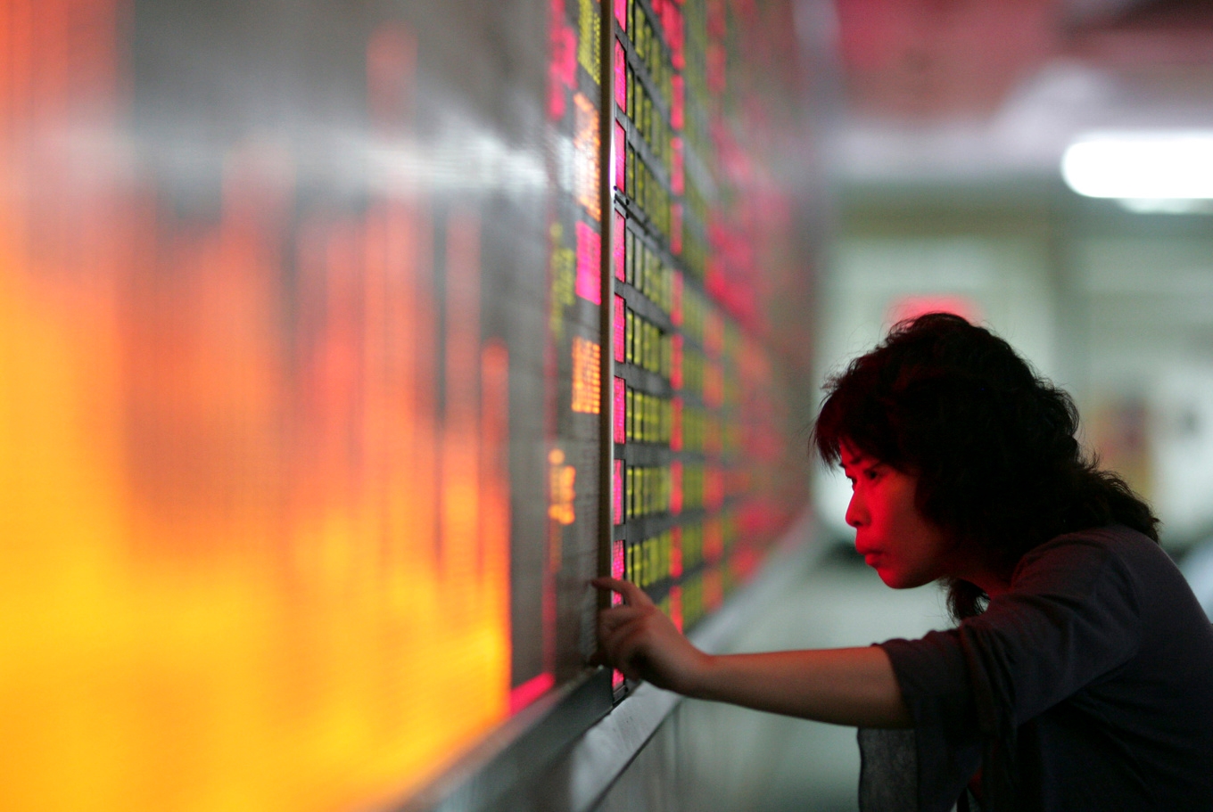 Investerare i Shanghai, Kina, tittar på skärm med börskurser. Arkivbild Foto: AP/TT