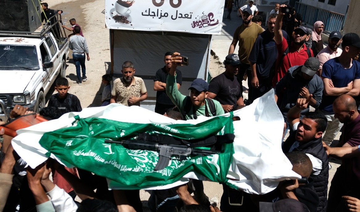 En Hamasmedlem dödad i ett israelisk angrepp begravs i Gaza stad. Bilden är tagen 26 maj. Foto: Jehad Alshrafi/AP/TT