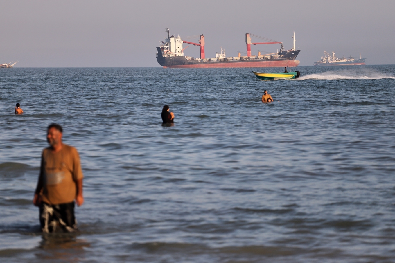 Invånare badar vid Hormuzsundet. Arkivbild. Foto: Amirhosein Khorgooi/AP/TT