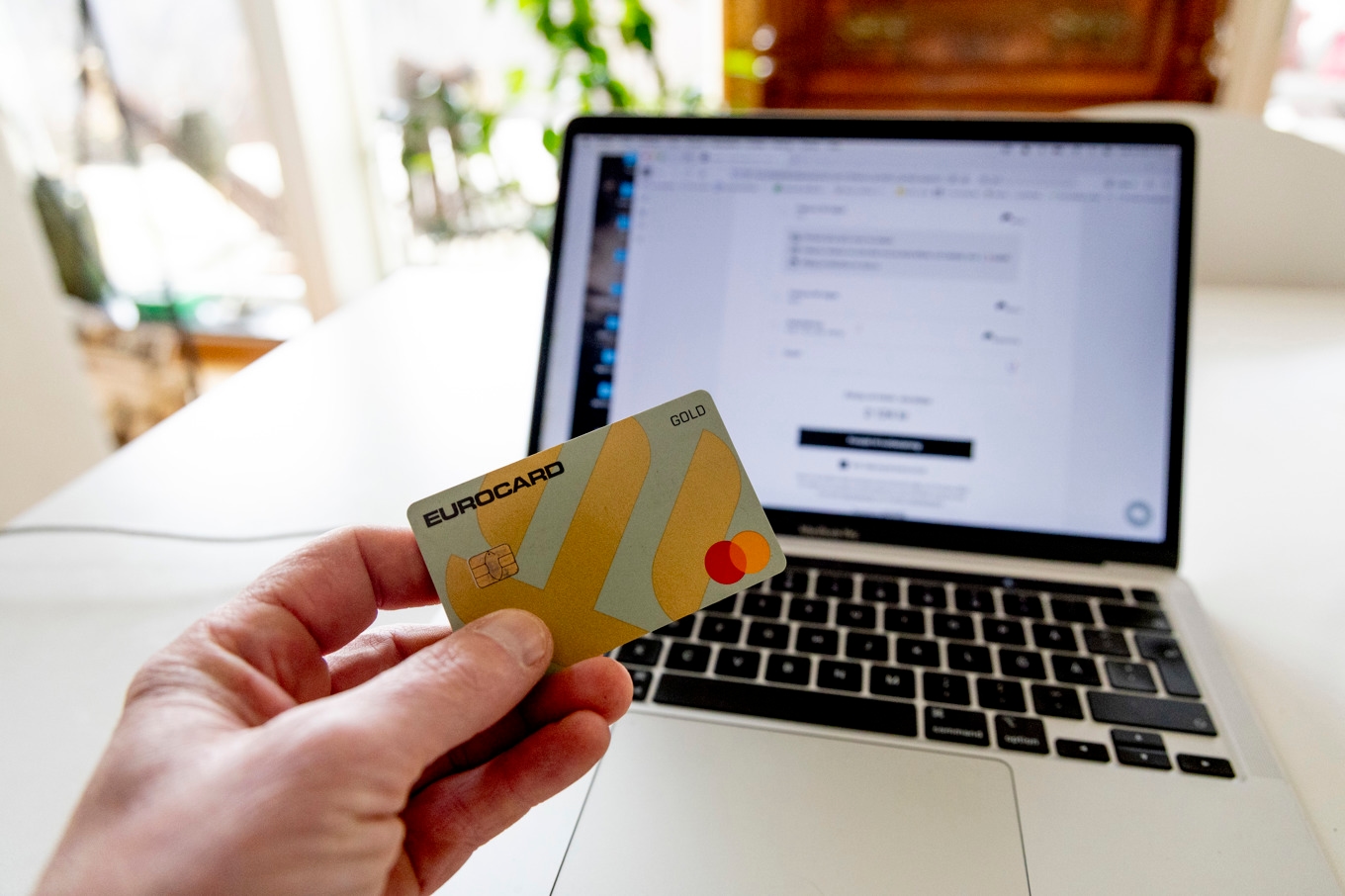 Att kunder får tydlig information om vilka risker ett åtagande innebär, stärker skyddet för konsumenterna, enligt Finansinspektionen. Foto: Adam Ihse/TT