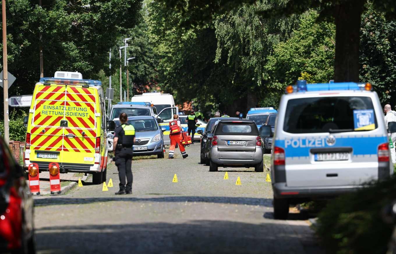 Polis och räddningstjänst vid brottsplatsen i Stade i norra Tyskland. Foto: Ibrahim Ot/AFP/TT