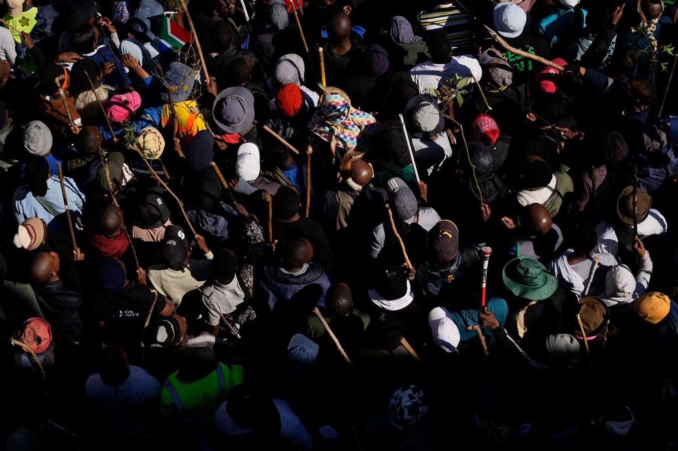 Sydafrikaner beväpnade med pinnar protesterar mot illegal migration i Johannesburg på tisdagen. Foto: Themba Hadebe/AP/TT