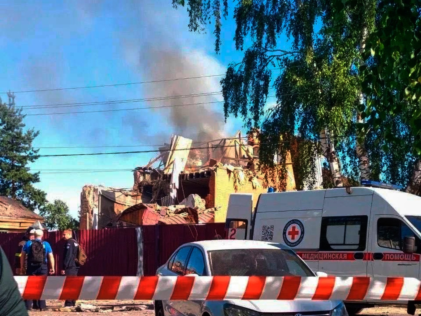 Rök stiger från ett hus i ryska Jegorjevsk efter en rapporterad attack. Bild publicerad på Moskvaregionens guvernör Andrej Vorobjovs Telegramkonto. Foto: Andrej Vorobjov/Telegram via AP/TT