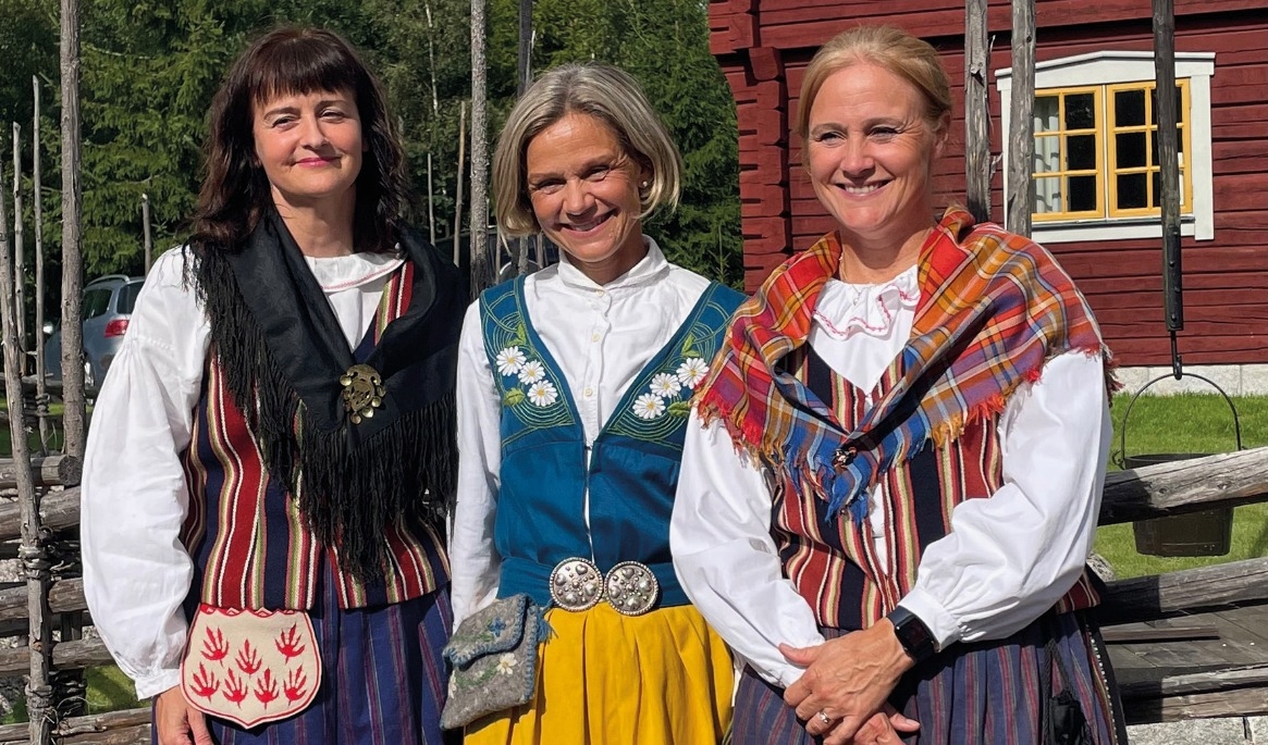 Döttrarna – två i Västerfärnebodräkten, som utgör grunden till Västmanlandsdräkten, och en i Sverigedräkten. Foto: Anders Fläcke