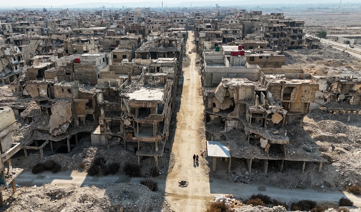 På bilden ser man ett par promenera i Yarmouk i Damaskus den 27 januari 2025. Foto: Spencer Platt/Getty Images