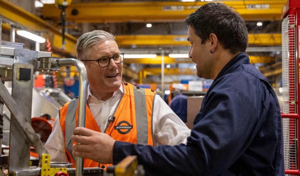 Storbritanniens premiärminister och ledare för socialistiska Labourpartiet, Keir Starmer, besöker utbildningsanläggningen Acton Works i Chiswick i västra London den 28 maj. Foto: Simon Jones – WPA POOL/Getty Images