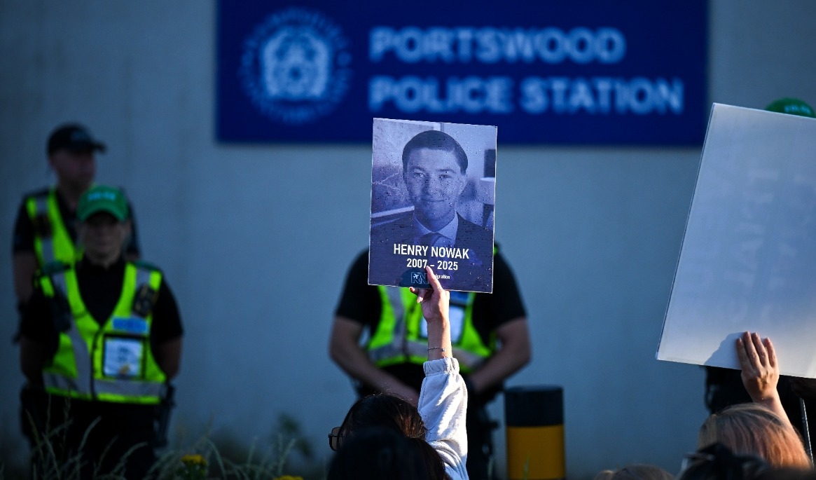 Demonstranter konfronterar polisen vid polisstationen i brittiska Southampton den 2 juni efter det uppmärksammade mordet på Henry Nowak. Foto: Finnbarr Webster/Getty Images