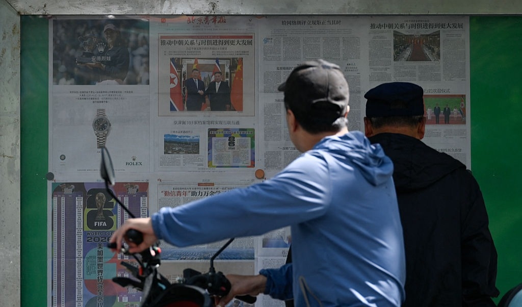Tidningar i Peking som visar nyheter om toppmötet mellan Xi Jinping och Kim Jong-un. Foto: Wang Zhao / AFP via Getty Images