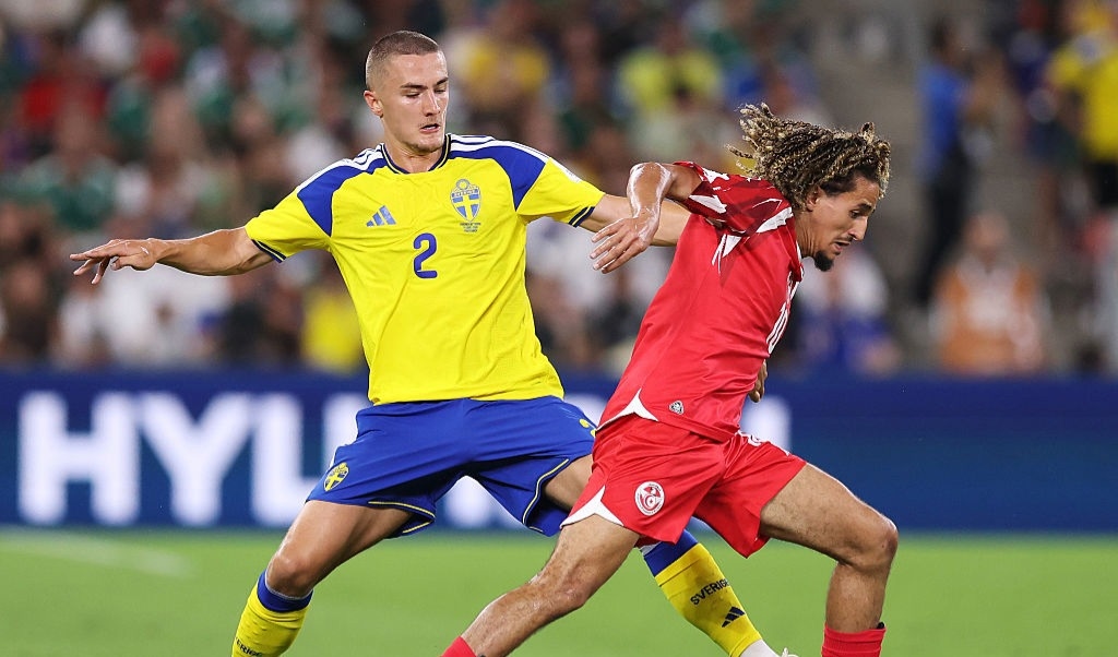 Gustaf Lagerbielke i duell med Tunisiens Hannibal Mejbri under matchen som Sverige vann med 5–1. Foto: Luke Hales/Getty Images
