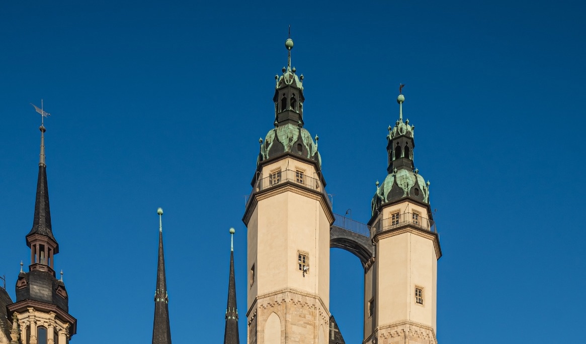 Marktkirche Unser Lieben Frauen i Halle, som Bach besökte 1713.
Foto: A. Savin/Wikimedia Commons
