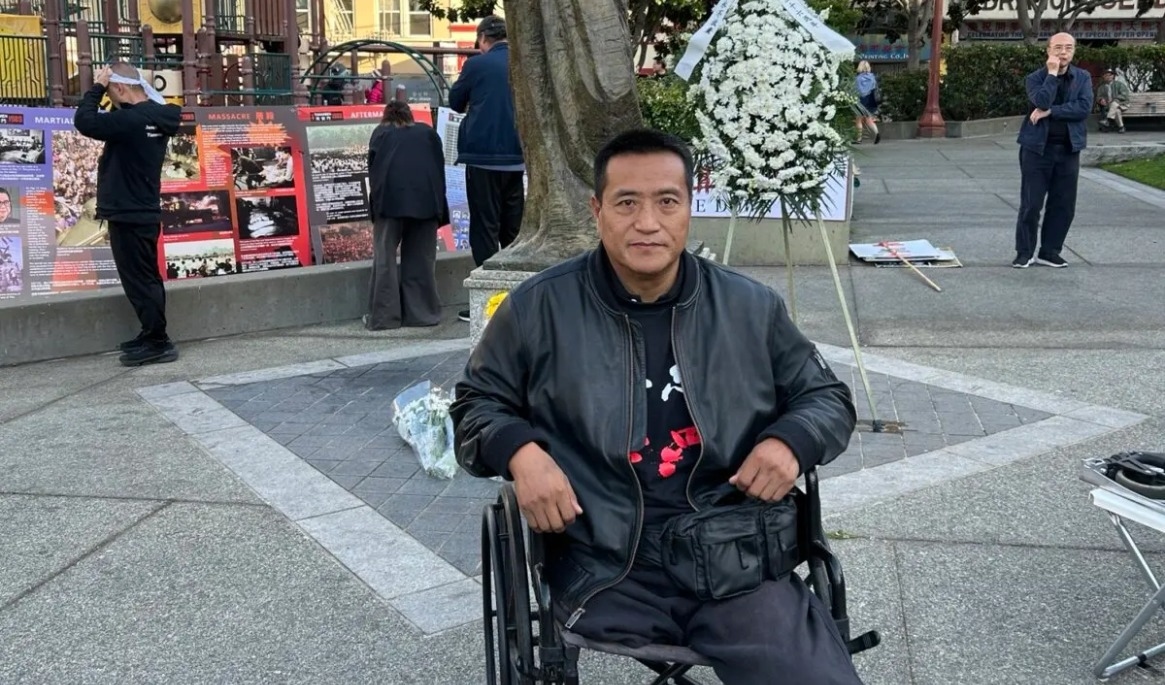 Fang Zheng, demokratiaktivist som fick benen krossade av en kinesisk stridsvagn under massakern på Himmelska fridens torg, deltar i en ljusvaka på Portsmouth Square i San Francisco 2025. Foto: Nathan Su