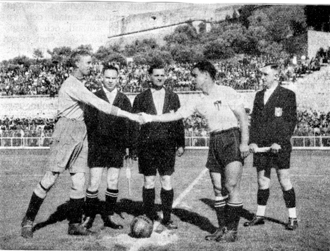 Ceremonier inför avspark. Sveriges lagkapten Tore Keller hälsar på Kubas Chorens i Antibes i Frankrike 1938. Två timmar senare hade svenskarna segrat med 8–0. Foto: Privat