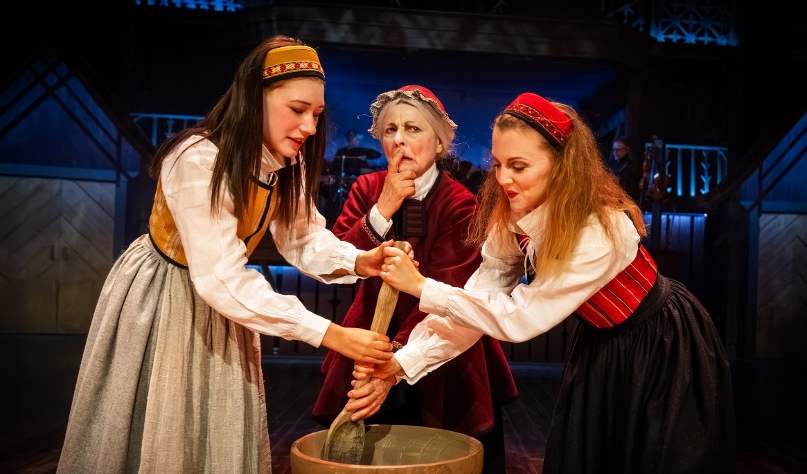 Ur sommarens föreställning på Västanå Musik & Teater, ”Liljecronas hem”. Foto: Håkan Larsson