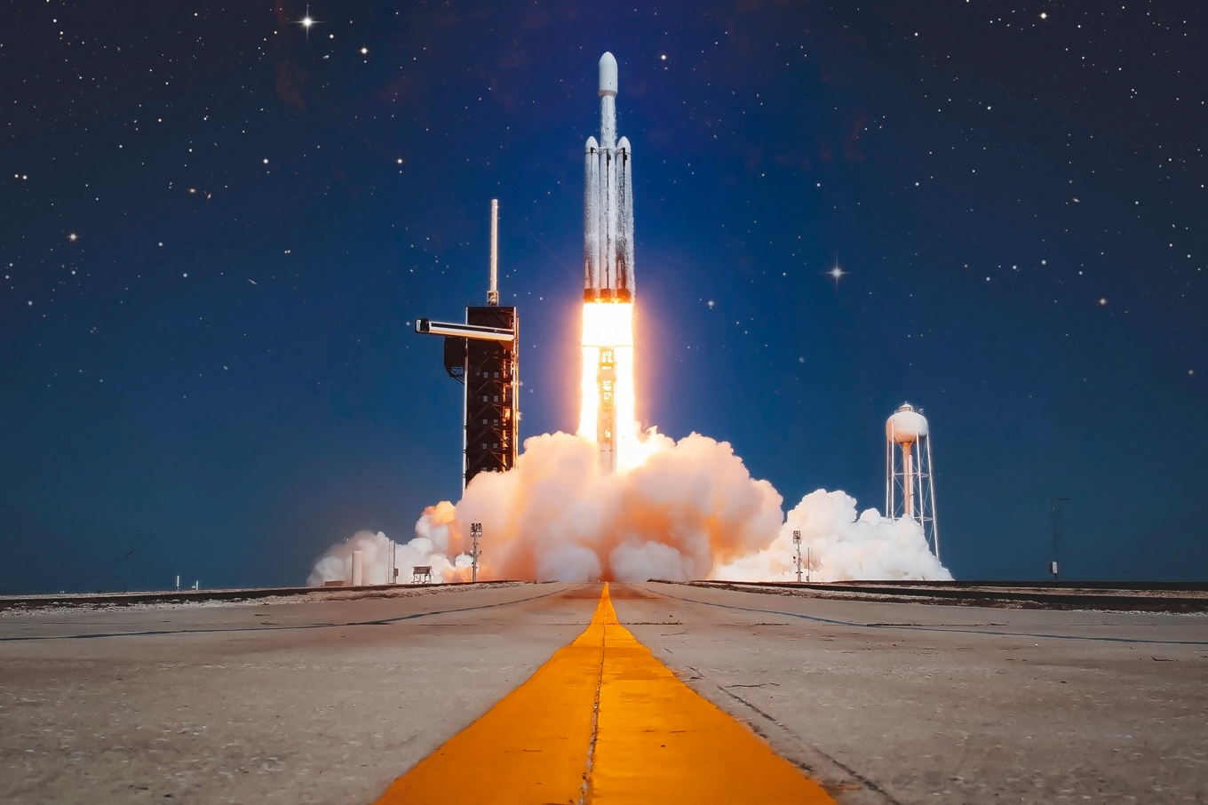 En Space X Falcon-raket som bär Nasas rymdfarkost Europa Clipper lyfter från uppskjutningsrampen. Foto: Shutterstock
