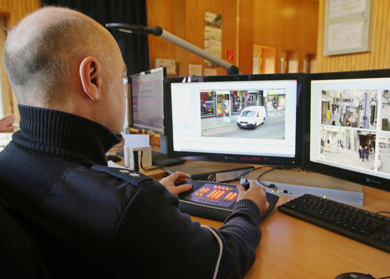 Hemliga tvångsmedel, som övervakning med hjälp av elektronisk kommunikation, ska kunna användas om polisen misstänker grovt könsbaserat näthat, kvinnlig könsstympning, olaga förföljelse och grovt olaga integritetsintrång. Foto: Roland Weihrauch/dpa/AFP via Getty Images