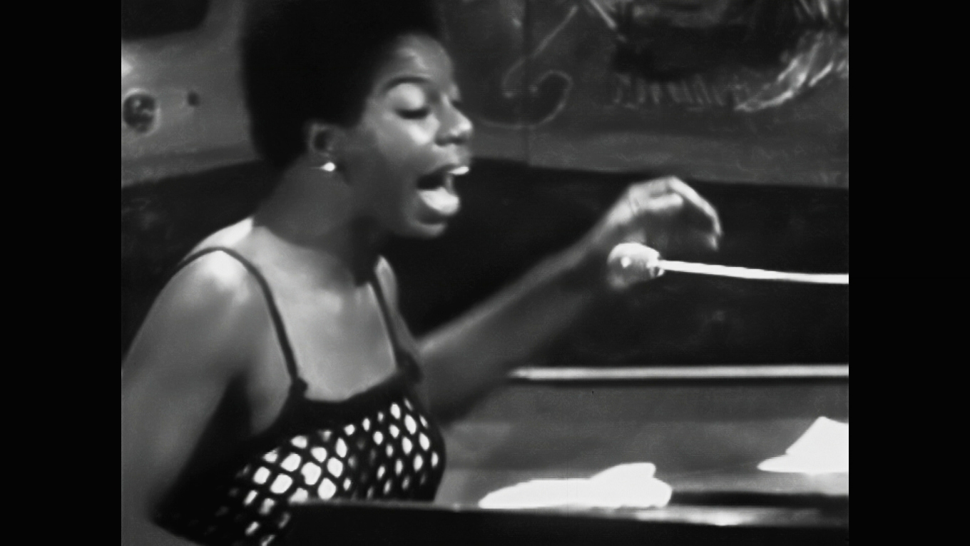 Nina Simone mitt i musiken – på scen vid pianotangenterna. Foto: C Major