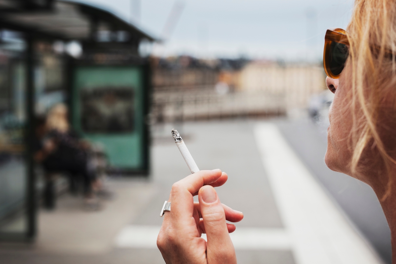 Färre svenskar röker i dag, men den totala nikotinanvändningen har inte minskat eftersom snusandet har ökat och ersatt cigaretterna. Foto: Magnus Andersson/TT