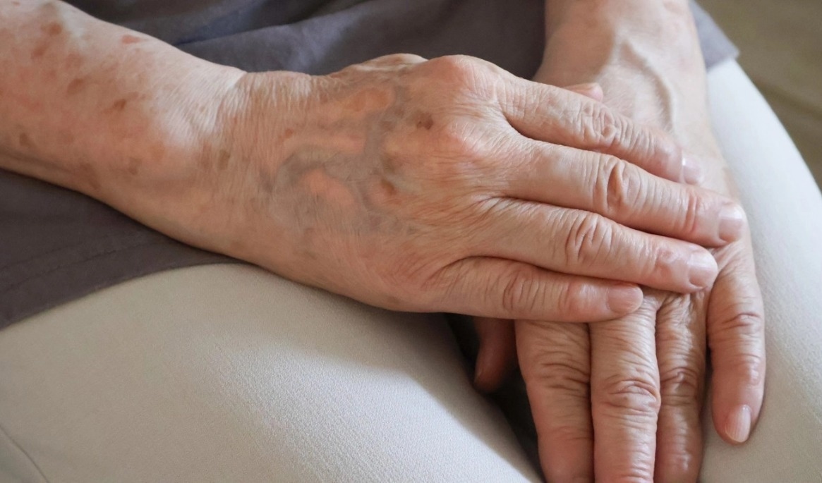 Många anställda inom äldreomsorgen har svårt att förstå de äldre eller sina arbetskamrater. Foto: Shutterstock