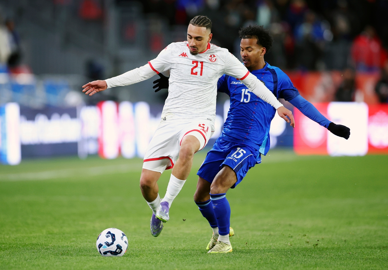 Högerbacken Moutaz Neffati är född och uppvuxen i Hageby i södra Norrköping, med föräldrar från Marocko och Tunisien. Han har spelat ungdomslandskamper för Sverige. I VM spelar han för Tunisien, som möter Sverige i första matchen. Foto: Vaughn Ridley/Getty Images