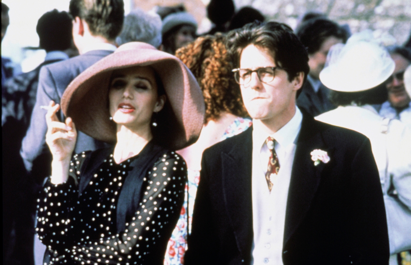 Kristin Scott Thomas och Hugh Grant som Fiona och Charles på ett av fyra societetsbröllop. foto: MGM/TV4