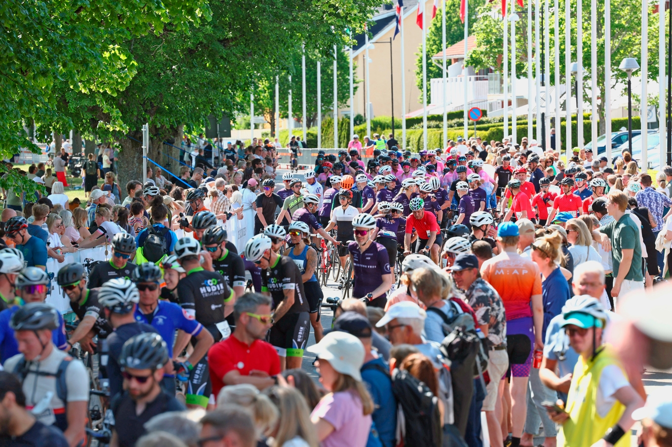 Även vid målgången i Vätternrundan kan det bli trångt om saligheten, trots att man har cyklat 315 km. Foto: Jeppe Gustafsson/TT