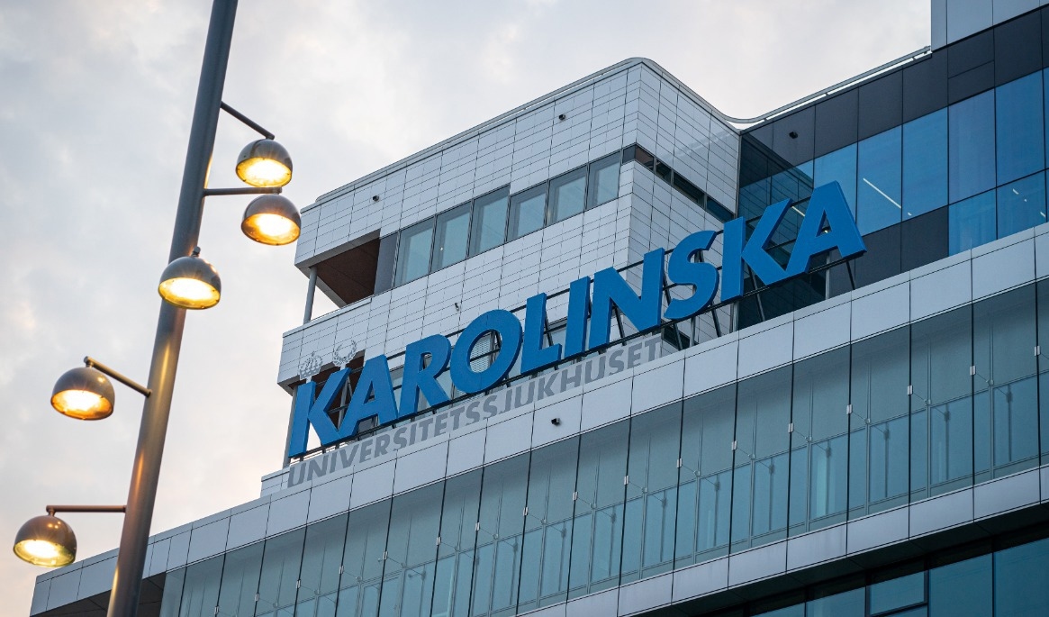 Efter ett beslut från en domstol måste nu Karolinska universitetssjukhuset lämna ut en migrants telefonnummer till polisen. Foto: Sofia Drevemo
