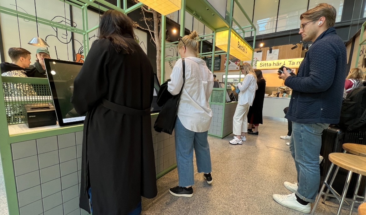Ett delbetänkande som nu har lämnats till regeringen föreslår att tillträdesförbud även ska omfatta restauranger, caféer, frisörsalonger och hotell. Foto: Sofia Drevemo