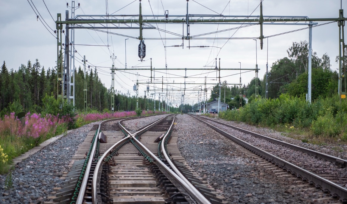 Alla gör vi många olika val i livet. Ibland kanske vi byter spår, men en del följer samma spår hela tiden. Foto: Bilbo Lantto