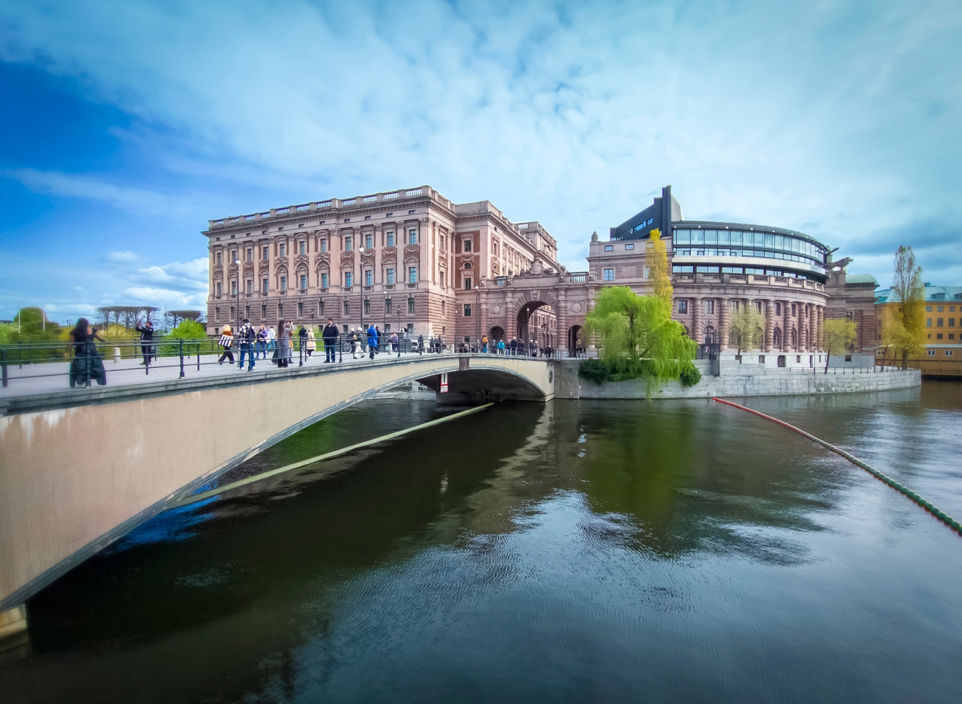 Riksdagens uppgift är bland annat att besluta om Sveriges lagar. Regeringen kan fatta beslut om förordningar som alla i Sverige måste följa. Foto: Bilbo Lantto