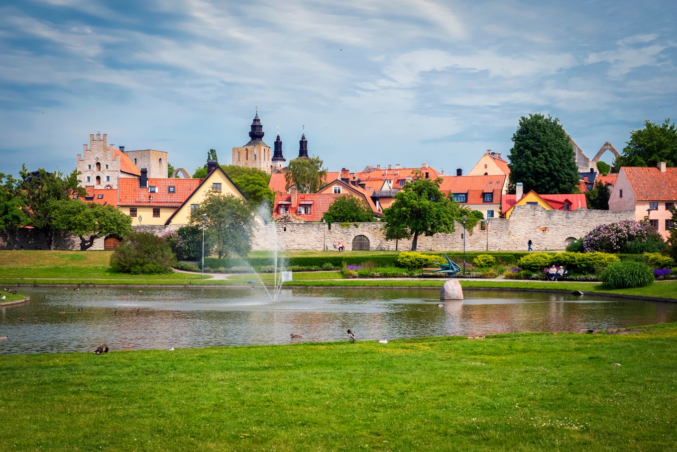 Almedalen, en park nära havet mitt i Visby, är sedan decennier tillbaka den viktigaste mötesplatsen församhällsfrågor. Foto: Bilbo Lantto