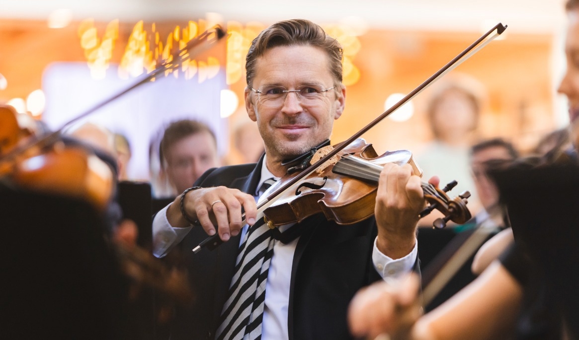 Upplev klassisk musik utomhus. Foto: Francis Löfvenholm